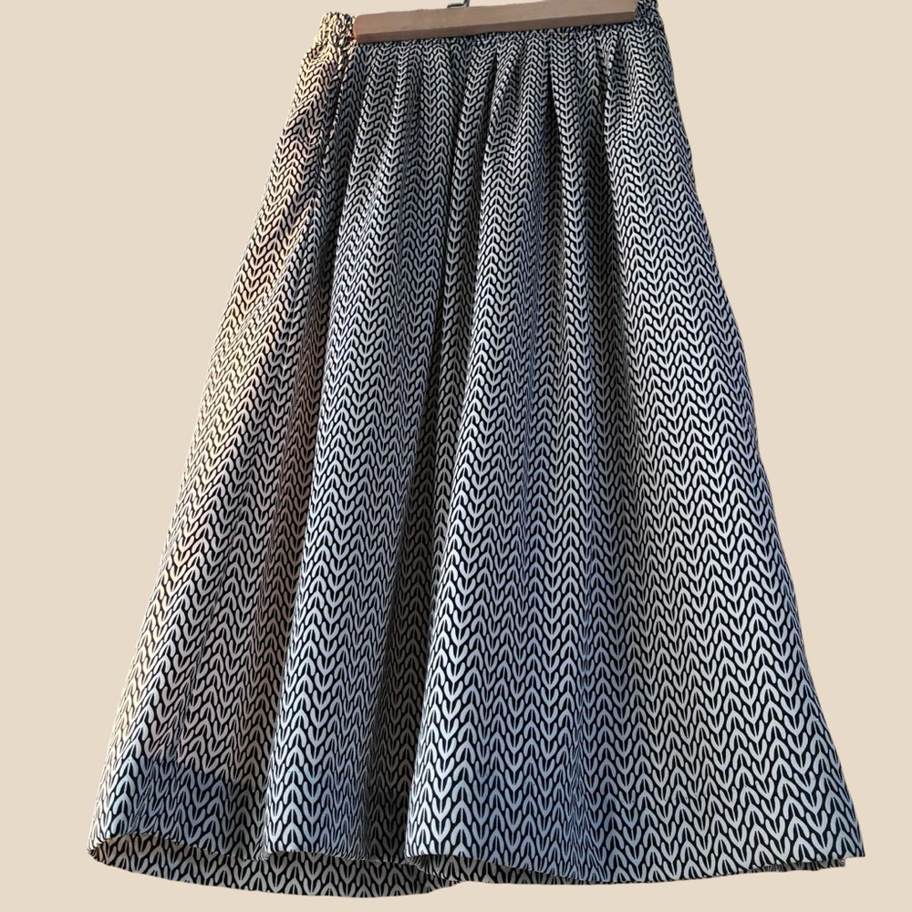 H&M Black & Cream Abstract Print Pleated Midi Skirt Size 0